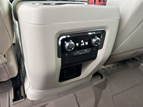 Used 2025 GMC Yukon Denali w/ Sun & Power Step Package image 11