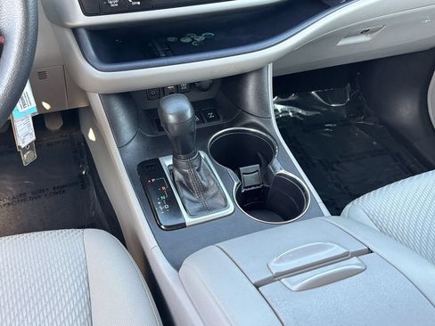 Used 2019 Toyota Highlander LE AWD/4WD image 26