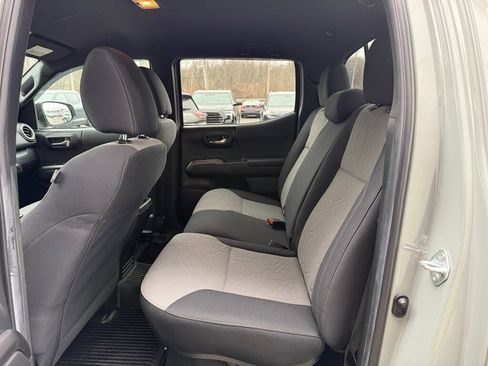 Used 2022 Toyota Tacoma TRD Sport image 11