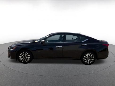 Used 2025 Nissan Altima 2.5 SV FWD image 9