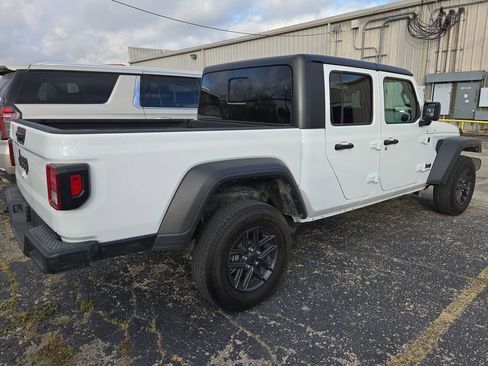 Used 2025 Jeep Gladiator Sport image 3