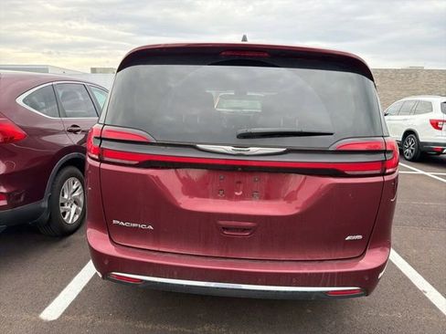 Used 2023 Chrysler Pacifica Touring-L image 3