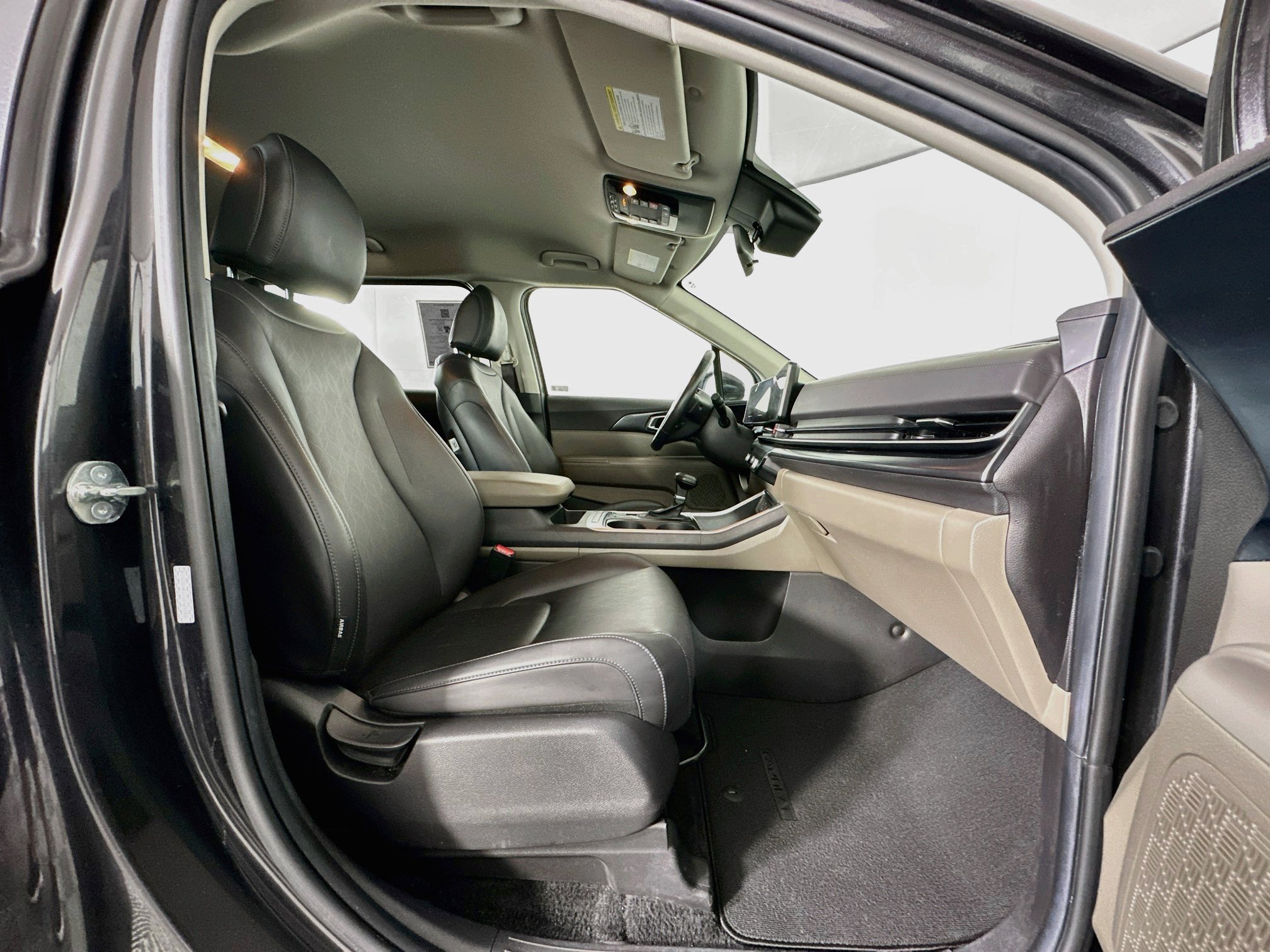 Used 2025 Kia Carnival FWD image 33