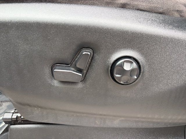 Used 2017 Chrysler Pacifica Touring Plus w/ Tire & Wheel Group FWD image 27