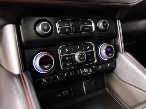 Used 2022 Chevrolet Suburban RST w/ Luxury Package image 34