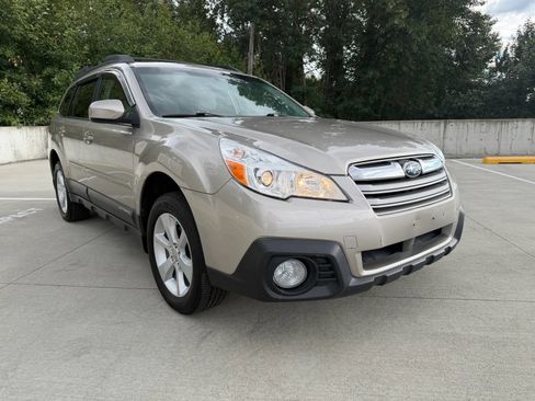 Used 2014 Subaru Outback 2.5i Premium w/ Moonroof Package AWD/4WD image 4