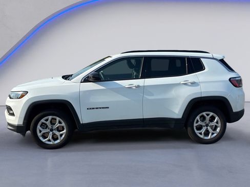 Used 2025 Jeep Compass Latitude w/ Sun & Sound Group AWD/4WD image 3