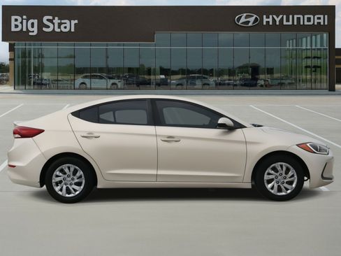 Used 2018 Hyundai Elantra SE image 5