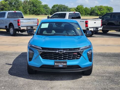 Used 2025 Chevrolet Trax RS w/ Sunroof Package FWD image 2