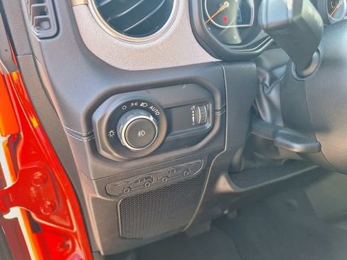 Used 2025 Jeep Wrangler Unlimited Sahara AWD/4WD image 19