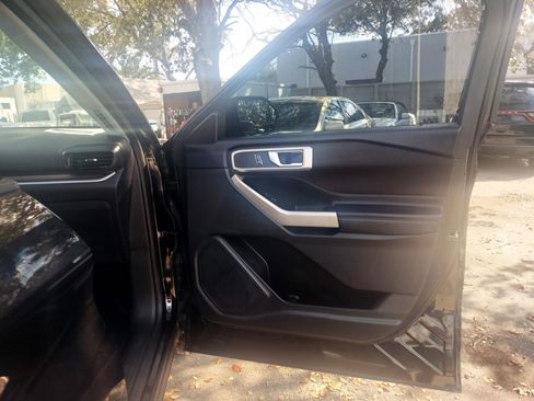 Used 2020 Ford Explorer XLT image 12