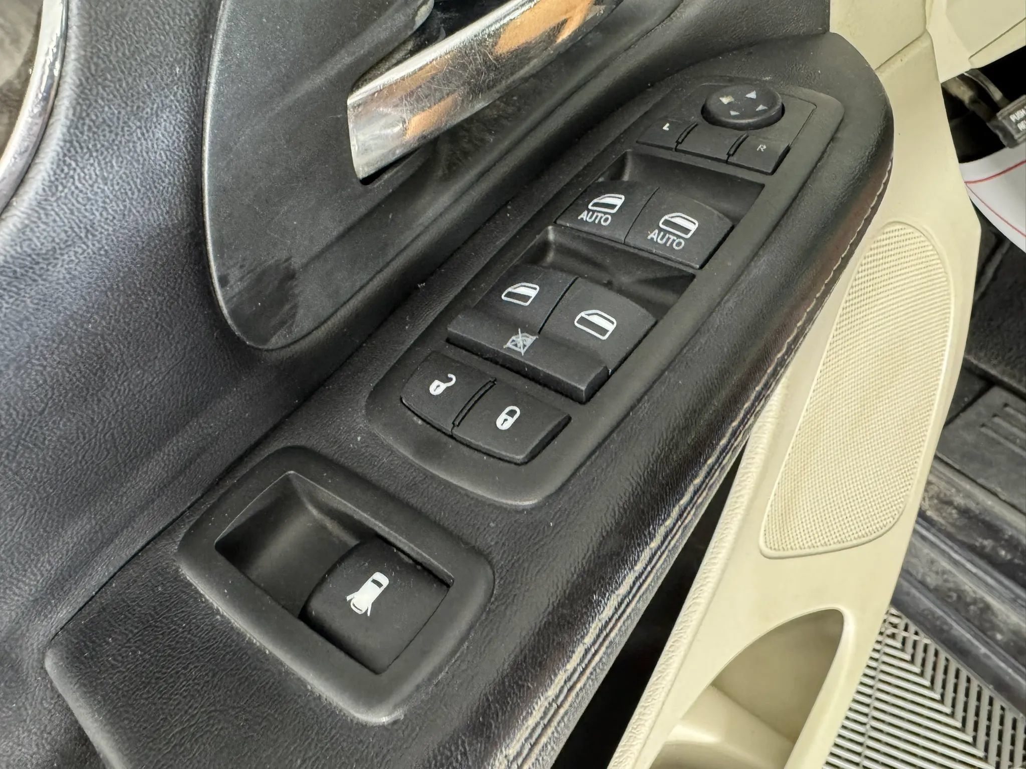Used 2014 Chrysler Town & Country Touring-L w/ Driver Convenience Group FWD image 40
