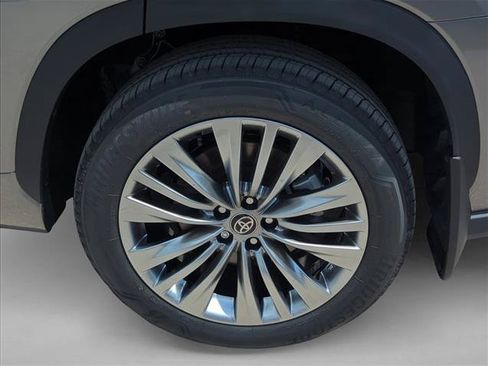 New 2026 Toyota Highlander Platinum AWD/4WD image 10