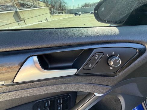 Used 2019 Volkswagen Golf R 4-Door image 25