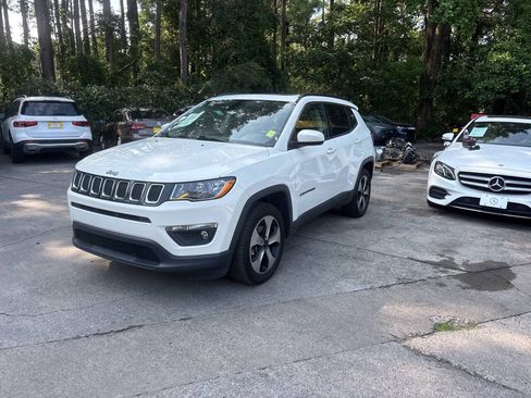 Used 2017 Jeep Compass Latitude w/ Popular Equipment Group AWD/4WD image 2