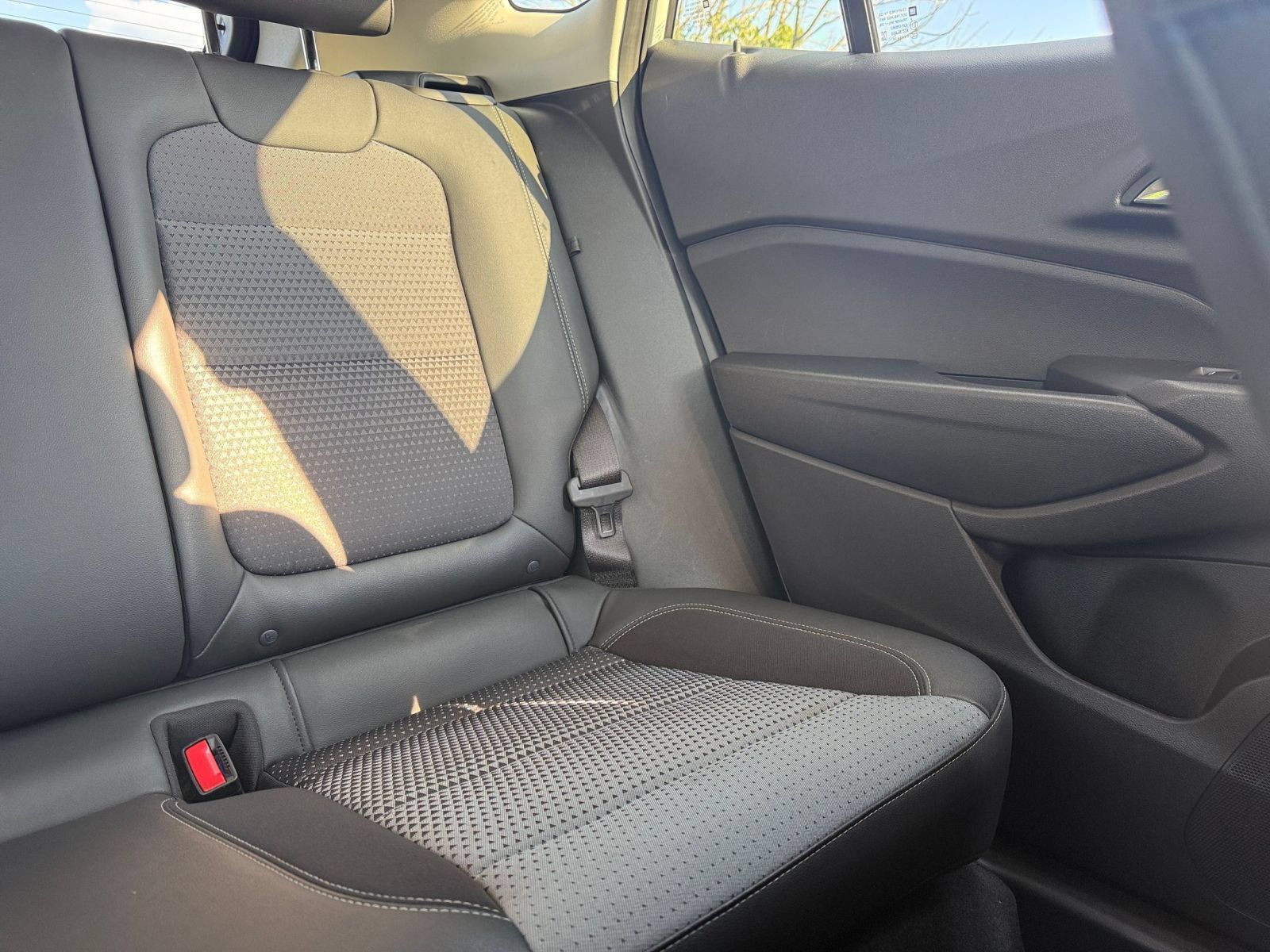 Used 2025 Chevrolet Trax LT FWD image 35