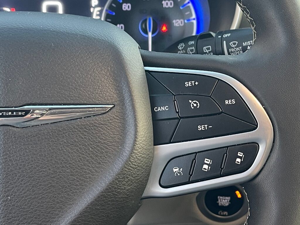 Used 2023 Chrysler Pacifica Touring-L FWD image 17