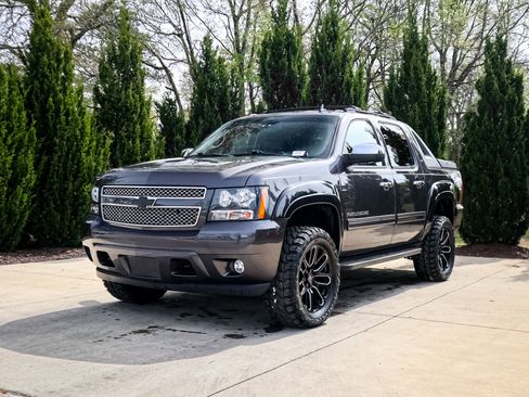 Used 2011 Chevrolet Avalanche LT w/ Regional Value Package image 5