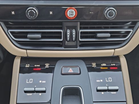 Certified 2025 Porsche Macan image 20