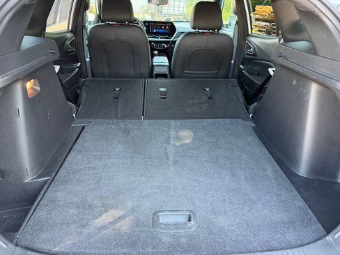 Used 2025 Chevrolet Trax RS w/ Sunroof Package FWD image 19