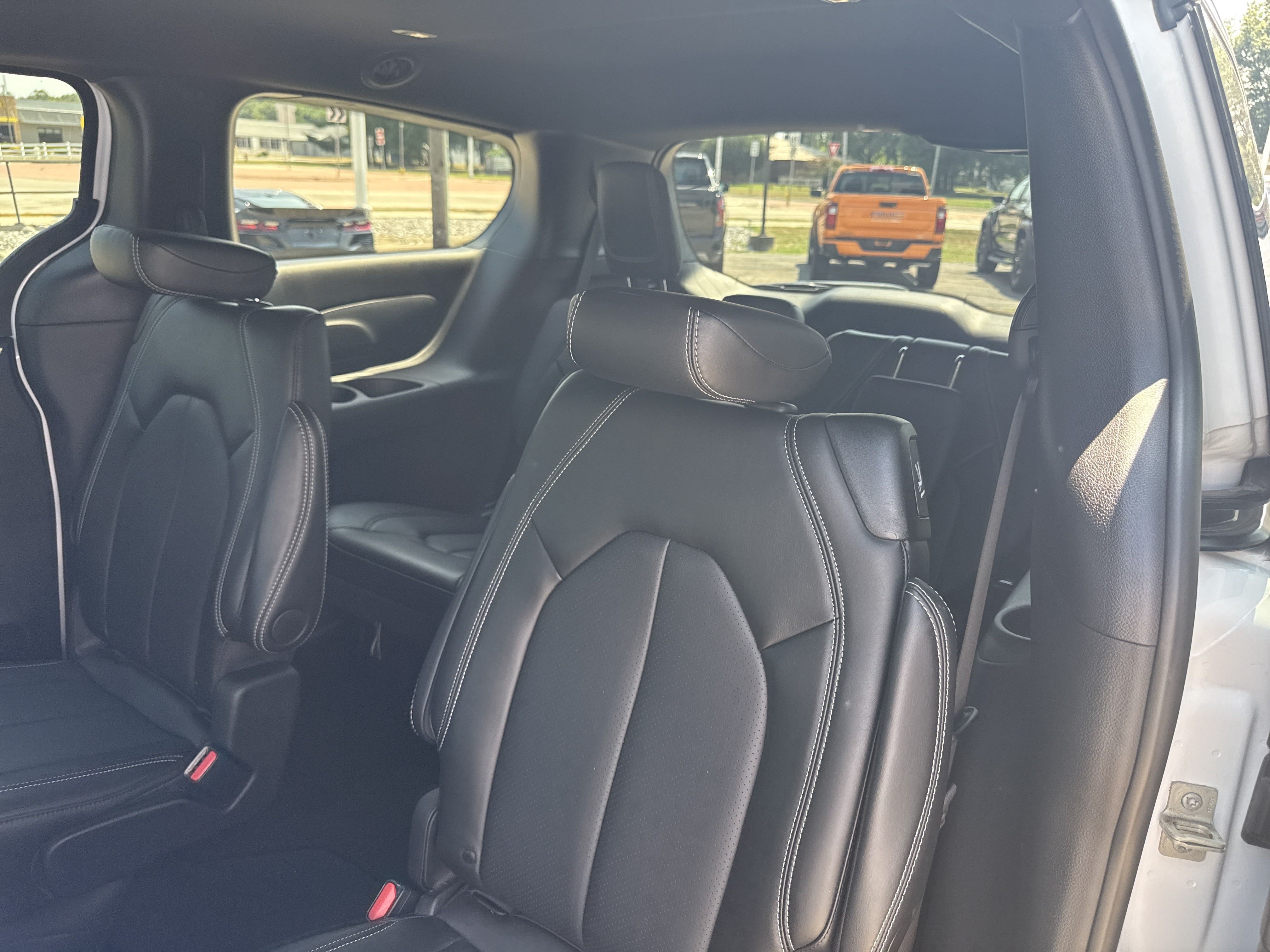 Used 2025 Chrysler Pacifica Select FWD image 3