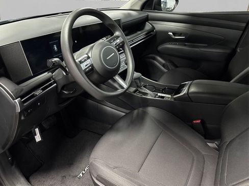 Certified 2025 Hyundai Tucson SE image 9