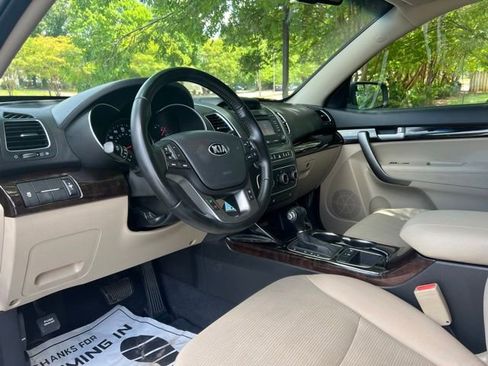 Used 2015 Kia Sorento LX FWD image 11