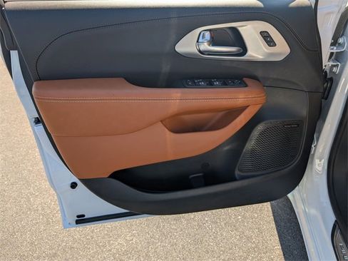 New 2026 Chrysler Pacifica Pinnacle image 9