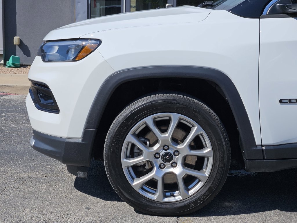 Used 2025 Jeep Compass Limited AWD/4WD image 9