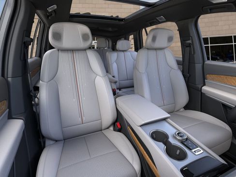 New 2026 Cadillac Vistiq Luxury w/ LPO, Floor Liner Package AWD/4WD image 16