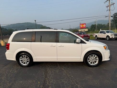 Used 2019 Dodge Grand Caravan SXT FWD image 2