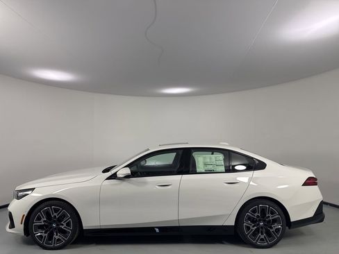 New 2026 BMW 530i xDrive w/ M Sport Package AWD/4WD image 4
