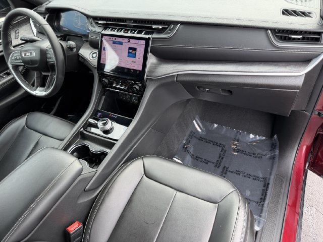 Used 2024 Jeep Grand Cherokee Limited w/ Black Appearance Package AWD/4WD image 8