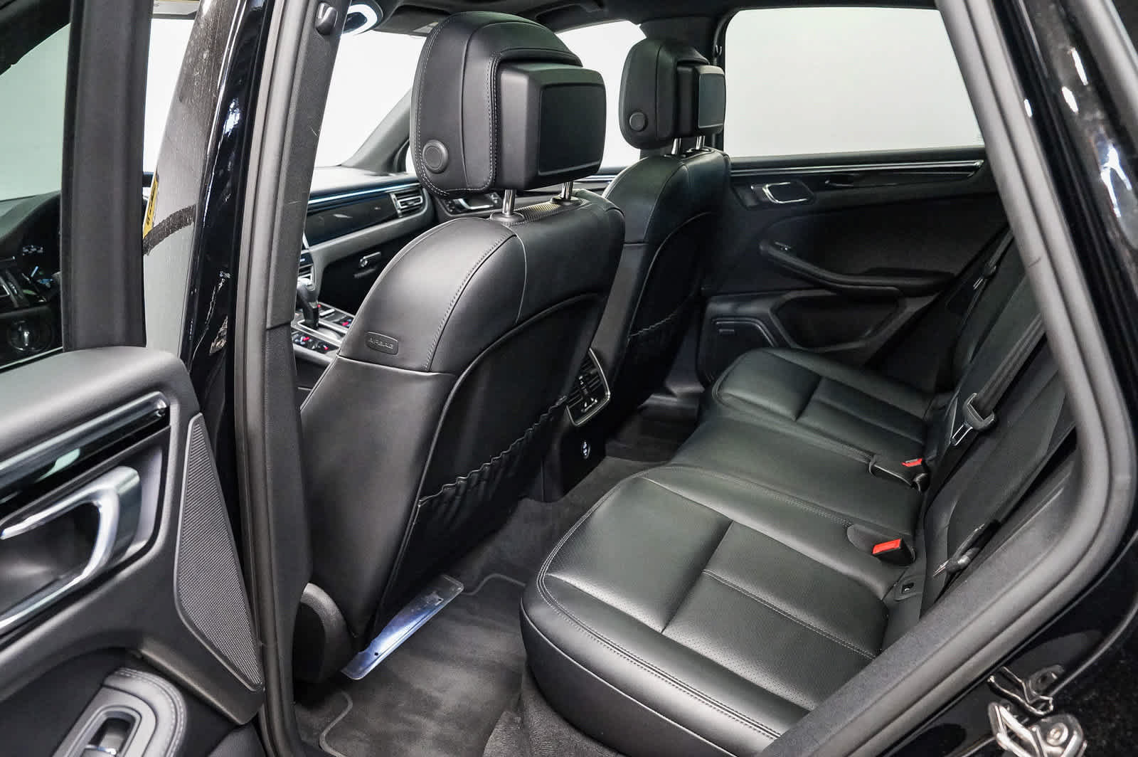 Used 2025 Porsche Macan Turbo AWD/4WD image 19