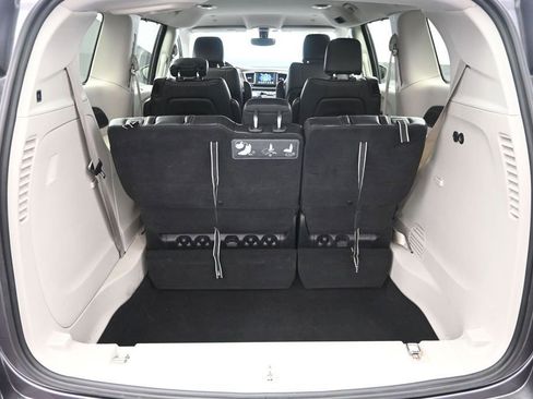 Used 2019 Chrysler Pacifica Touring-L FWD image 33