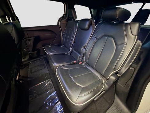 Used 2019 Chrysler Pacifica Limited w/ Advanced Safetytec Group FWD image 13