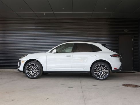 Certified 2025 Porsche Macan image 2