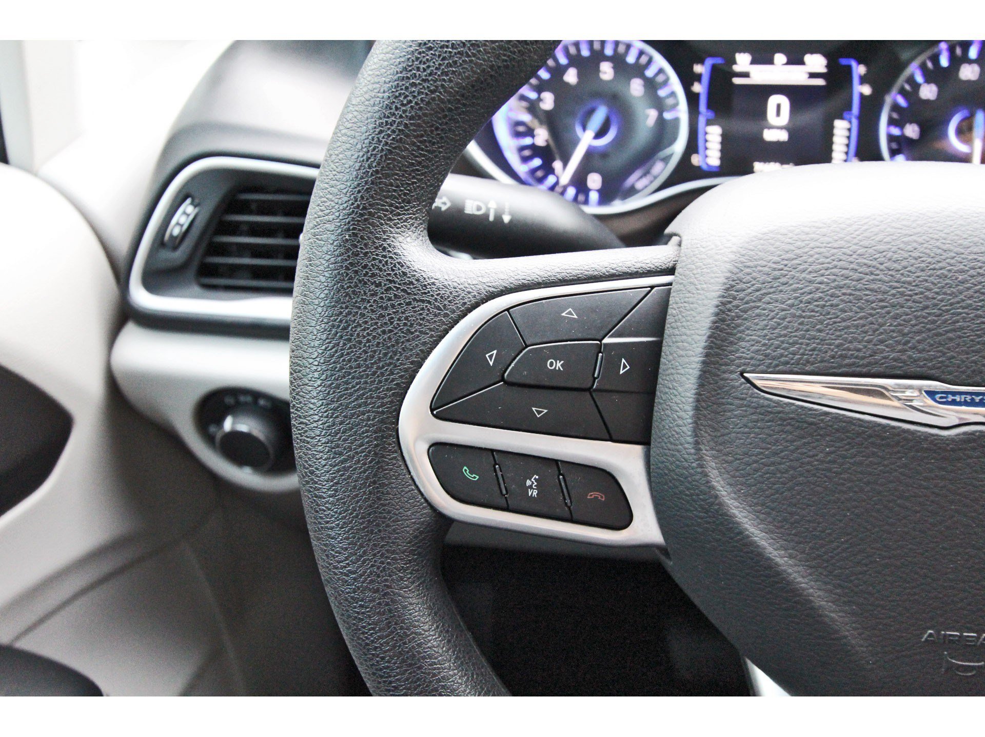 Used 2020 Chrysler Voyager L FWD image 21