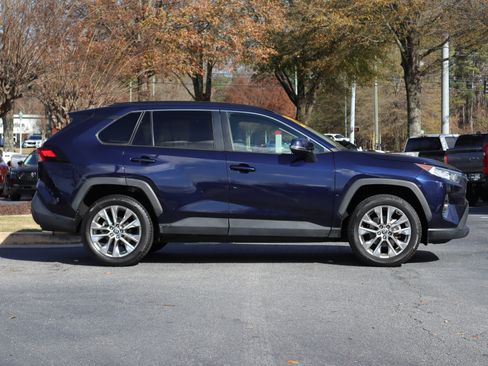 Used 2021 Toyota RAV4 XLE Premium image 5