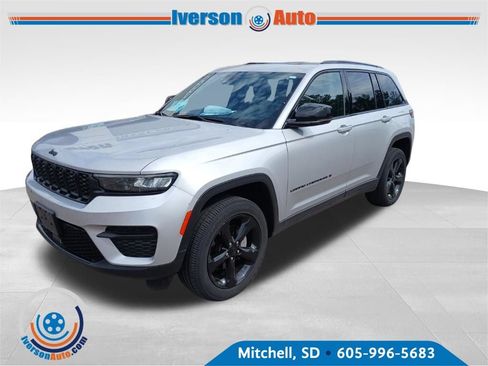 Used 2024 Jeep Grand Cherokee Altitude AWD/4WD image 3