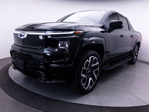 Used 2024 Chevrolet Silverado EV RST AWD/4WD image 17