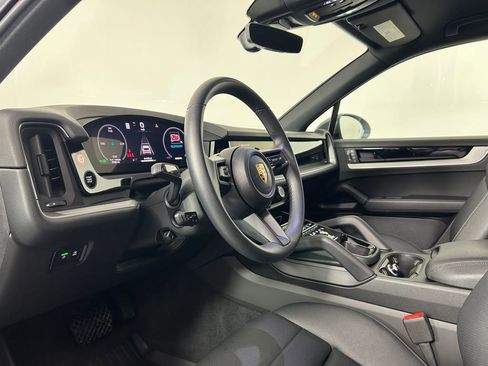 Used 2025 Porsche Cayenne AWD/4WD image 4
