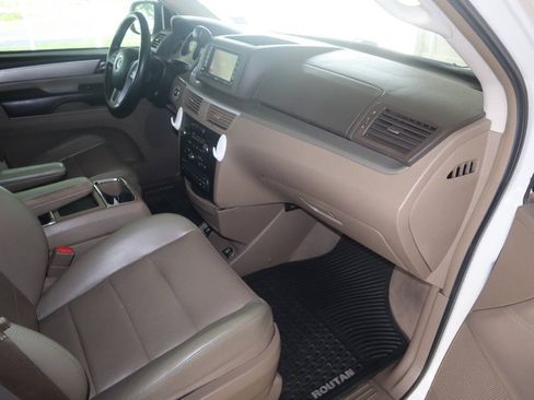 Used 2012 Volkswagen Routan SEL FWD image 32