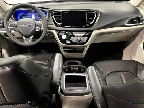 Used 2023 Chrysler Pacifica Touring-L FWD image 11