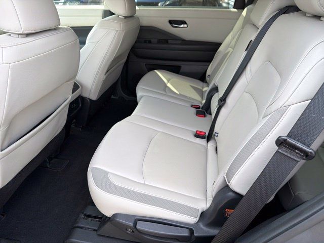 Used 2023 Nissan Pathfinder SL AWD/4WD image 16
