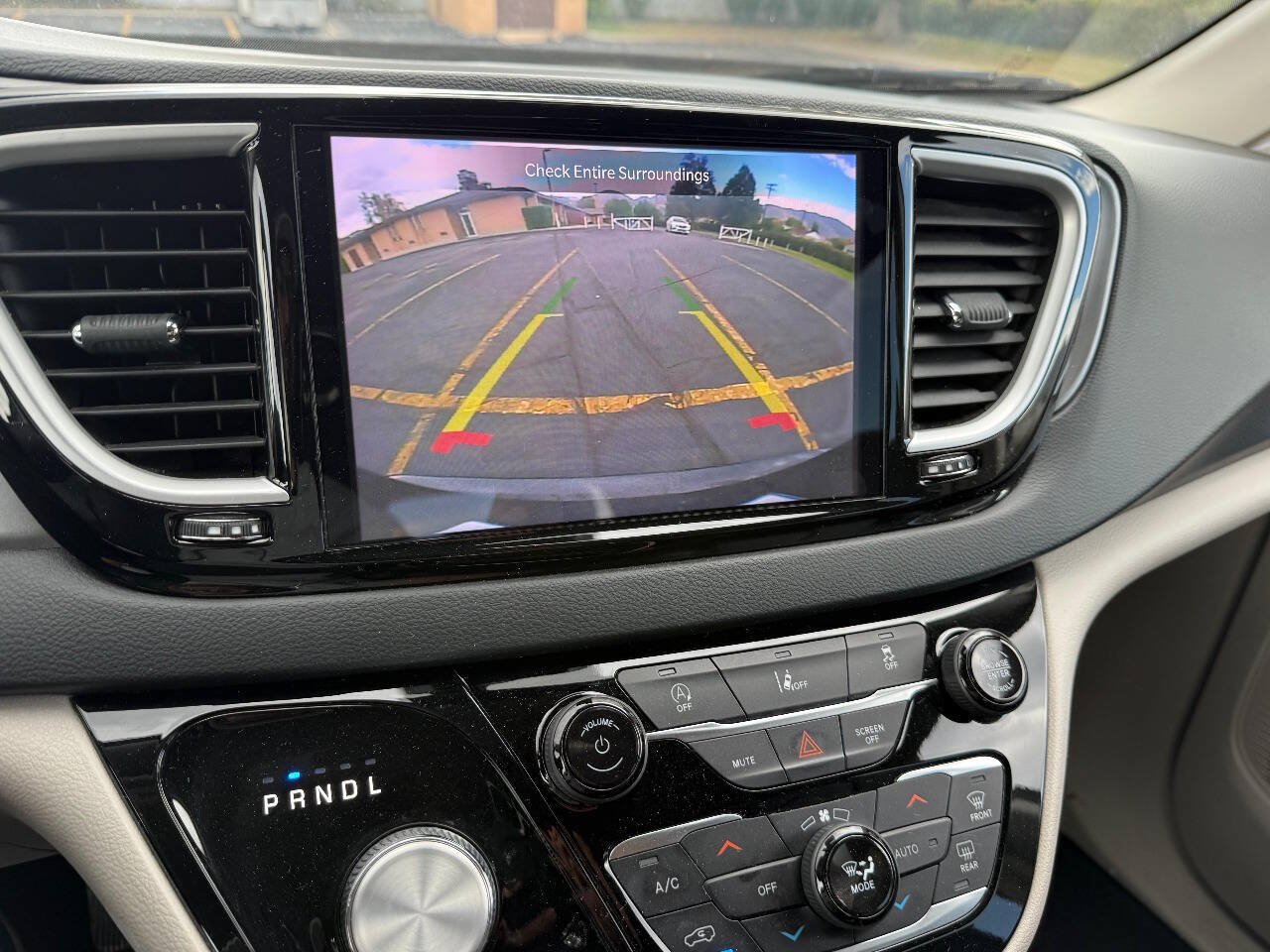 Used 2022 Chrysler Pacifica Touring-L FWD image 14