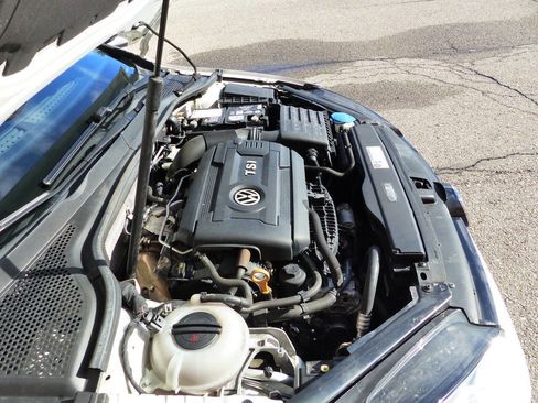 Used 2017 Volkswagen Golf SE image 18