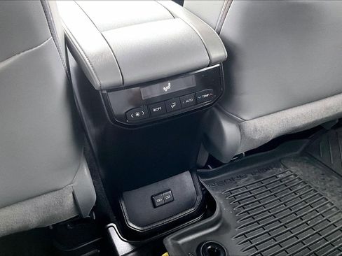 Used 2022 Toyota Highlander XLE image 34