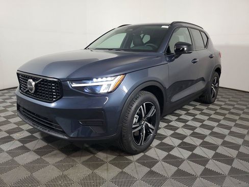Used 2026 Volvo XC40 B5 Core AWD/4WD image 3