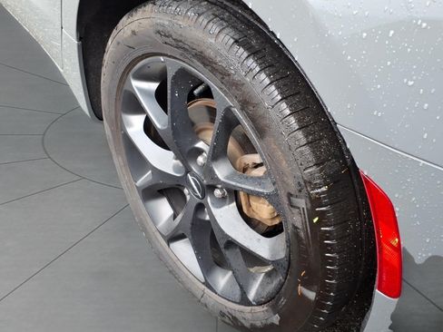 Used 2025 Chrysler Pacifica Limited FWD image 5